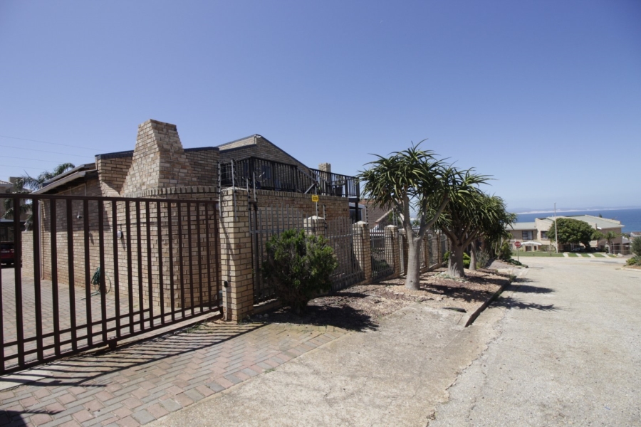 4 Bedroom Property for Sale in Wavecrest Eastern Cape